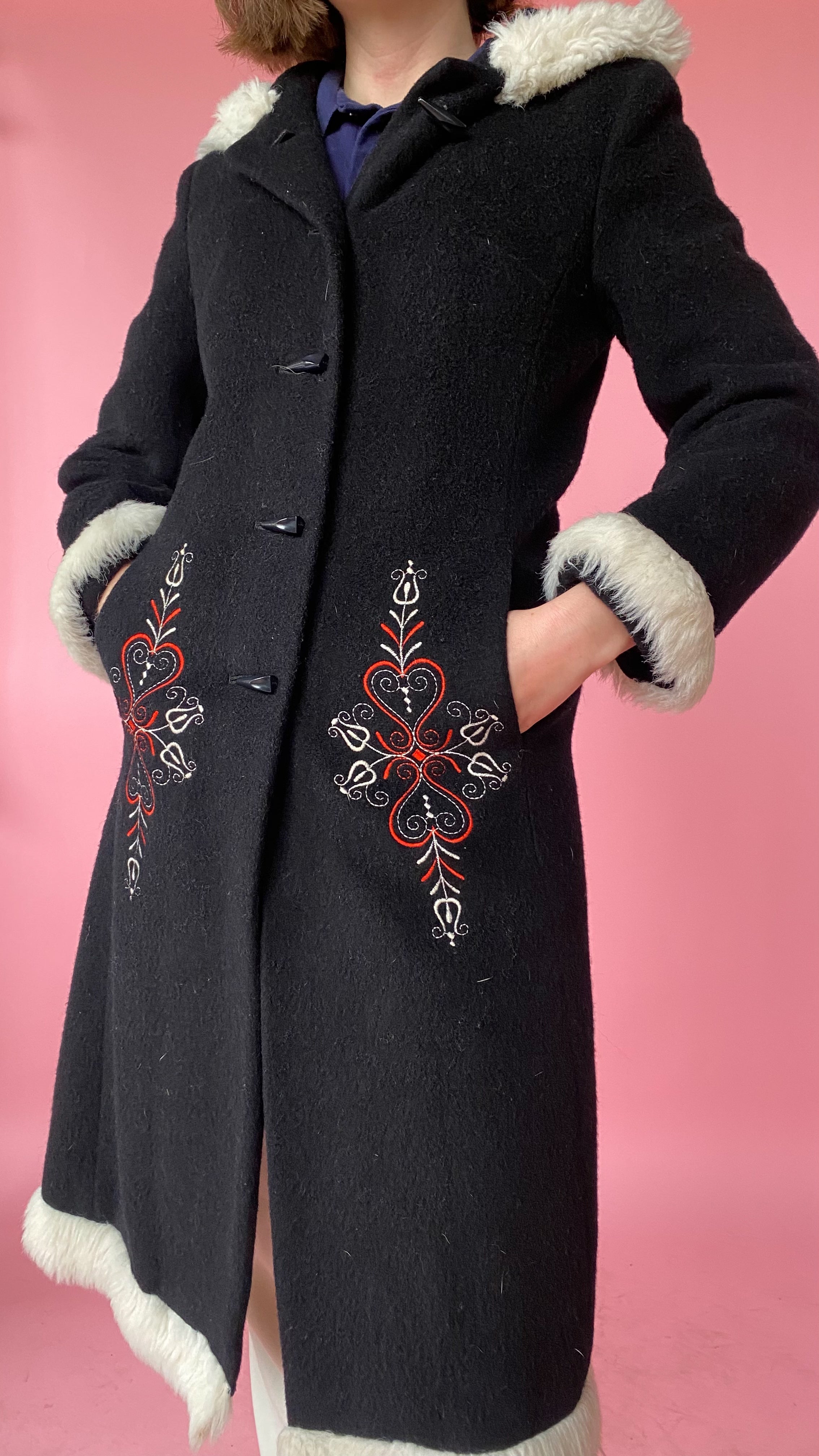 【Ameri】EMBROIDERY BIG COLLAR COAT Ameri（アメリ）の「EMBROIDERY COLLAR COAT（その他アウター