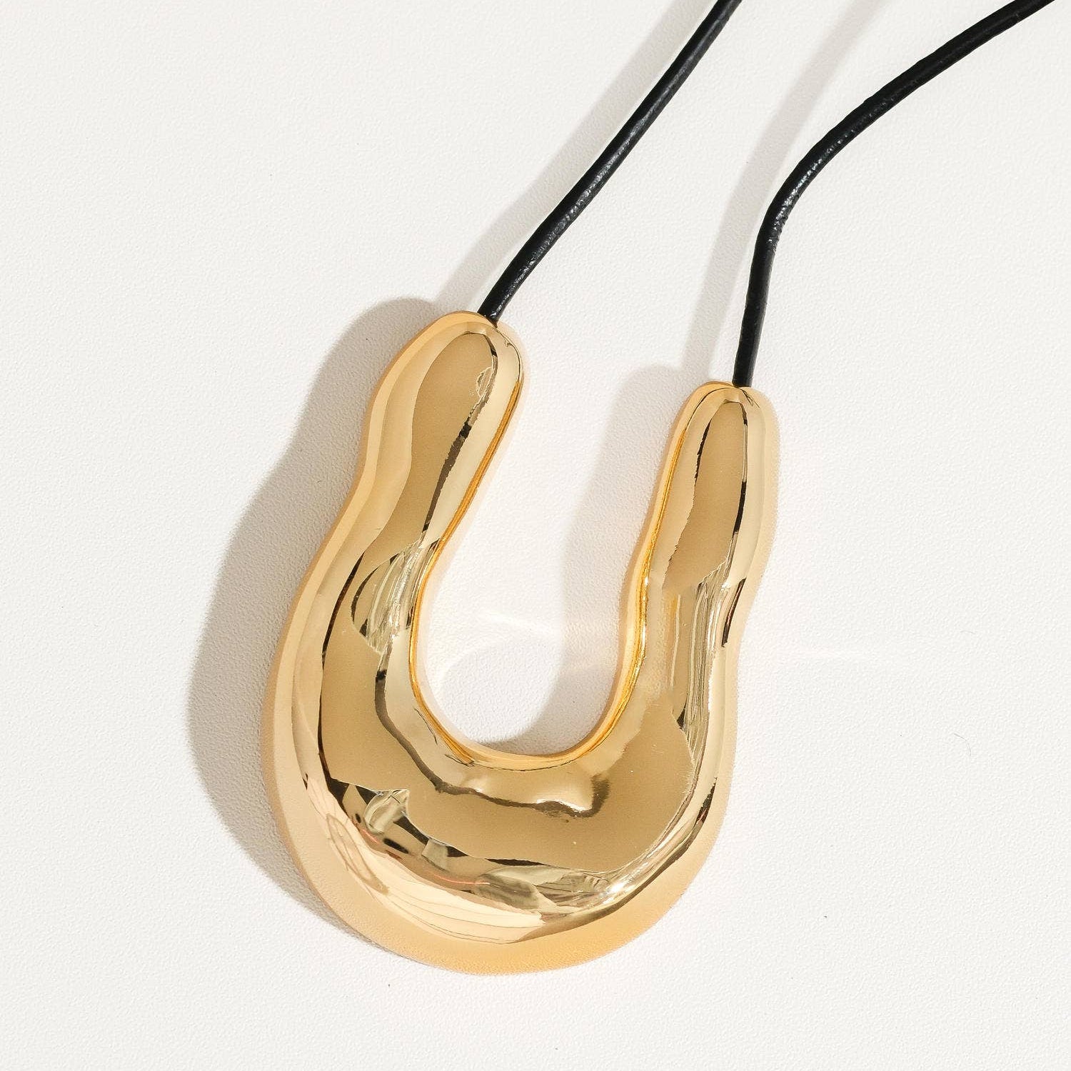 Sable Gold Horseshoe Necklace