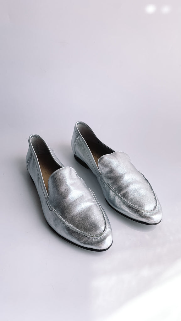 Modern Kate Spade Silver Loafers, sz. 6